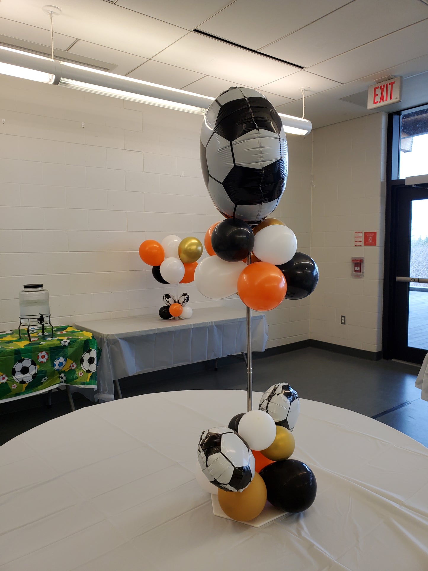 Balloon centerpieces without helium